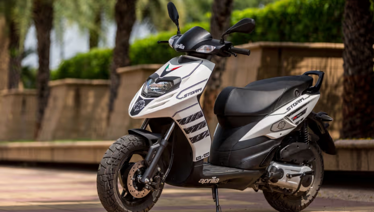 Aprilia SR Storm: Sporty 125cc Scooter with Bold Looks and Disc Brakes at ₹1.11 Lakh