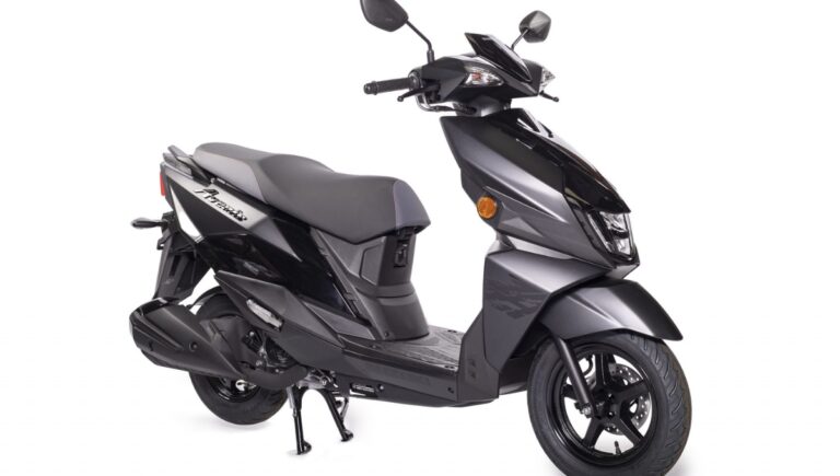 Suzuki Avenis: 124cc Sporty Scooter with 55 kmpl Mileage and USB Charging from ₹91,000