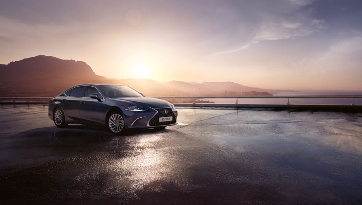 Lexus ES: at ₹63 Lakh A Luxury Hybrid Sedan with 18 kmpl Mileage and Timeless Design