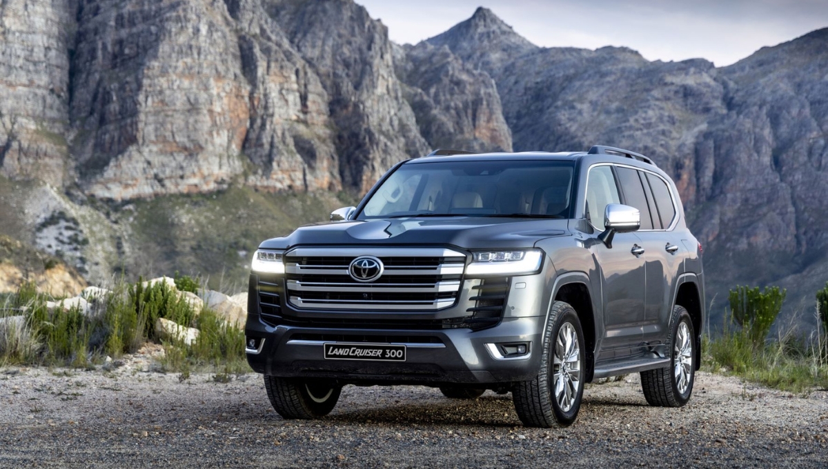 Toyota Land Cruiser 300: Launched at ₹2.10 Cr Twin Turbo SUV with 700Nm Torque and Luxury Features